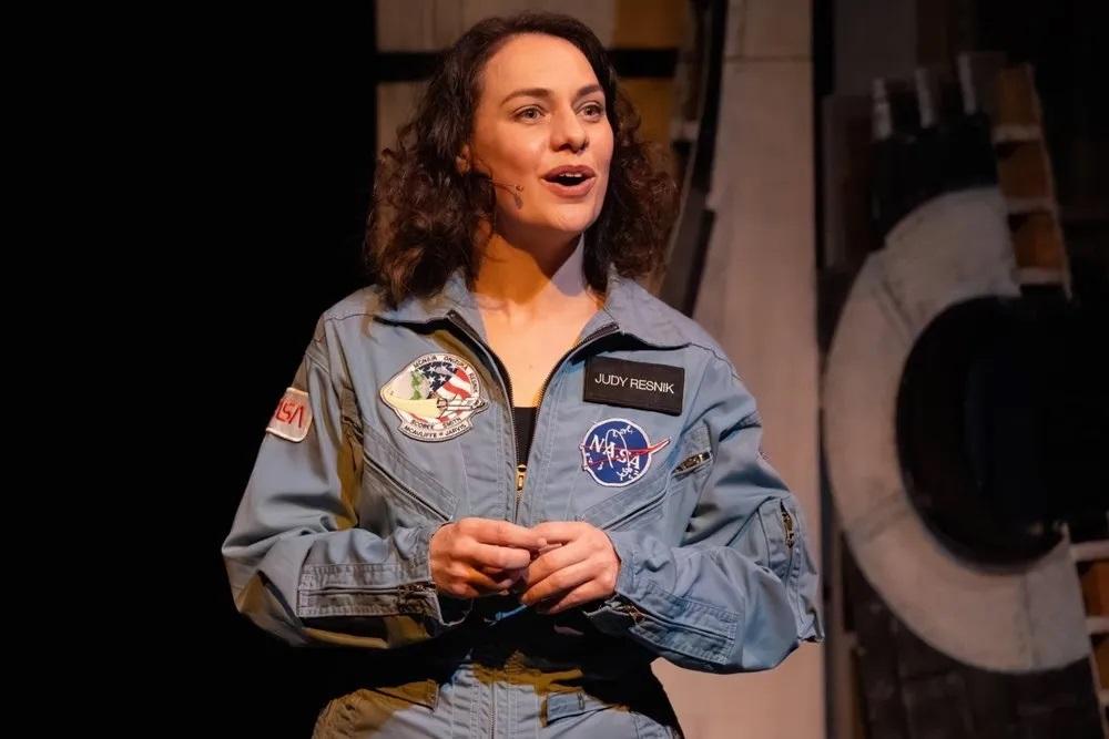 Theatervoorstelling ‘You’re too cute to be an astronaut’ in de Weeffabriek