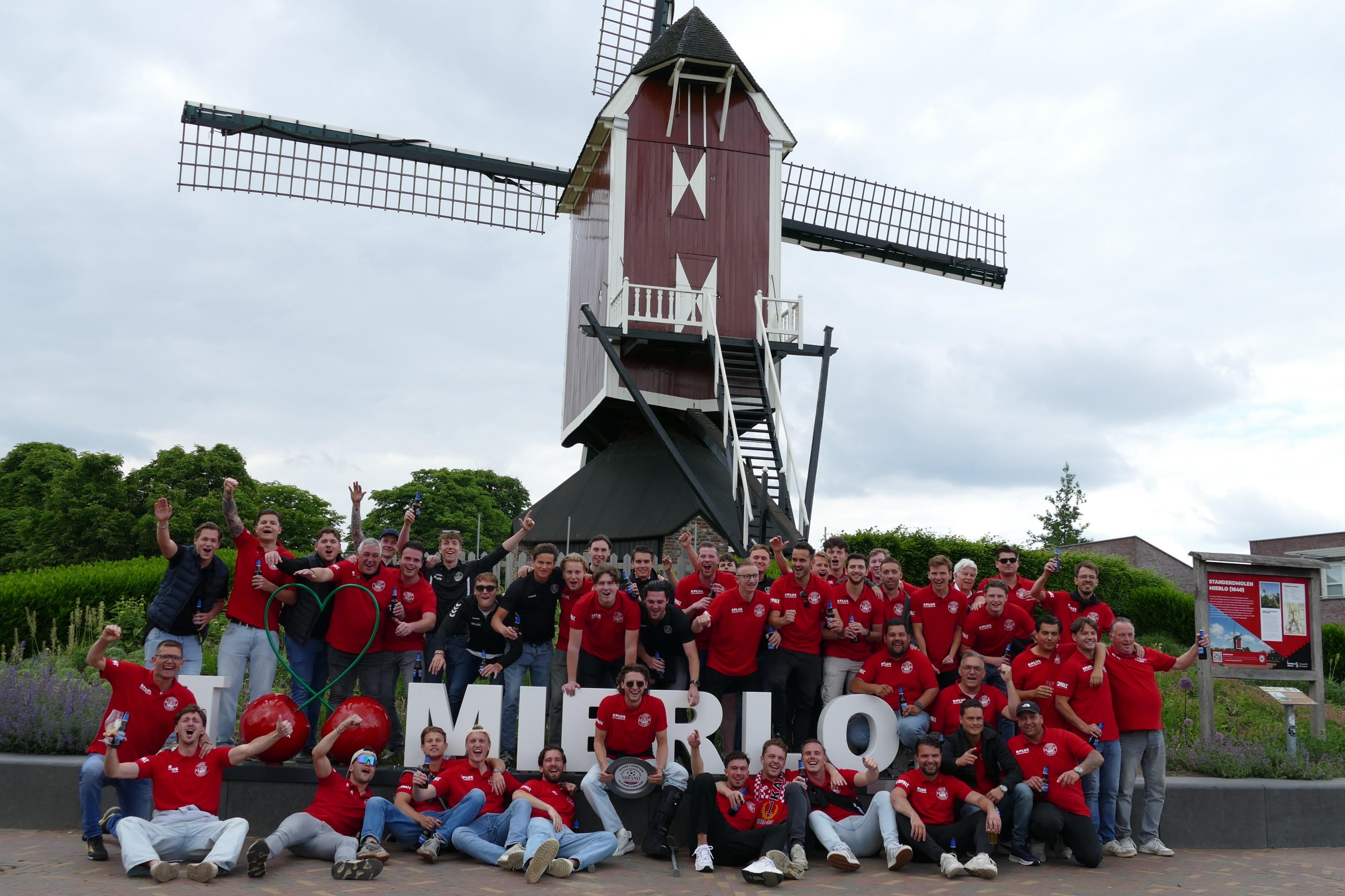 Mifano kampioenen genieten van de tour door Mierlo