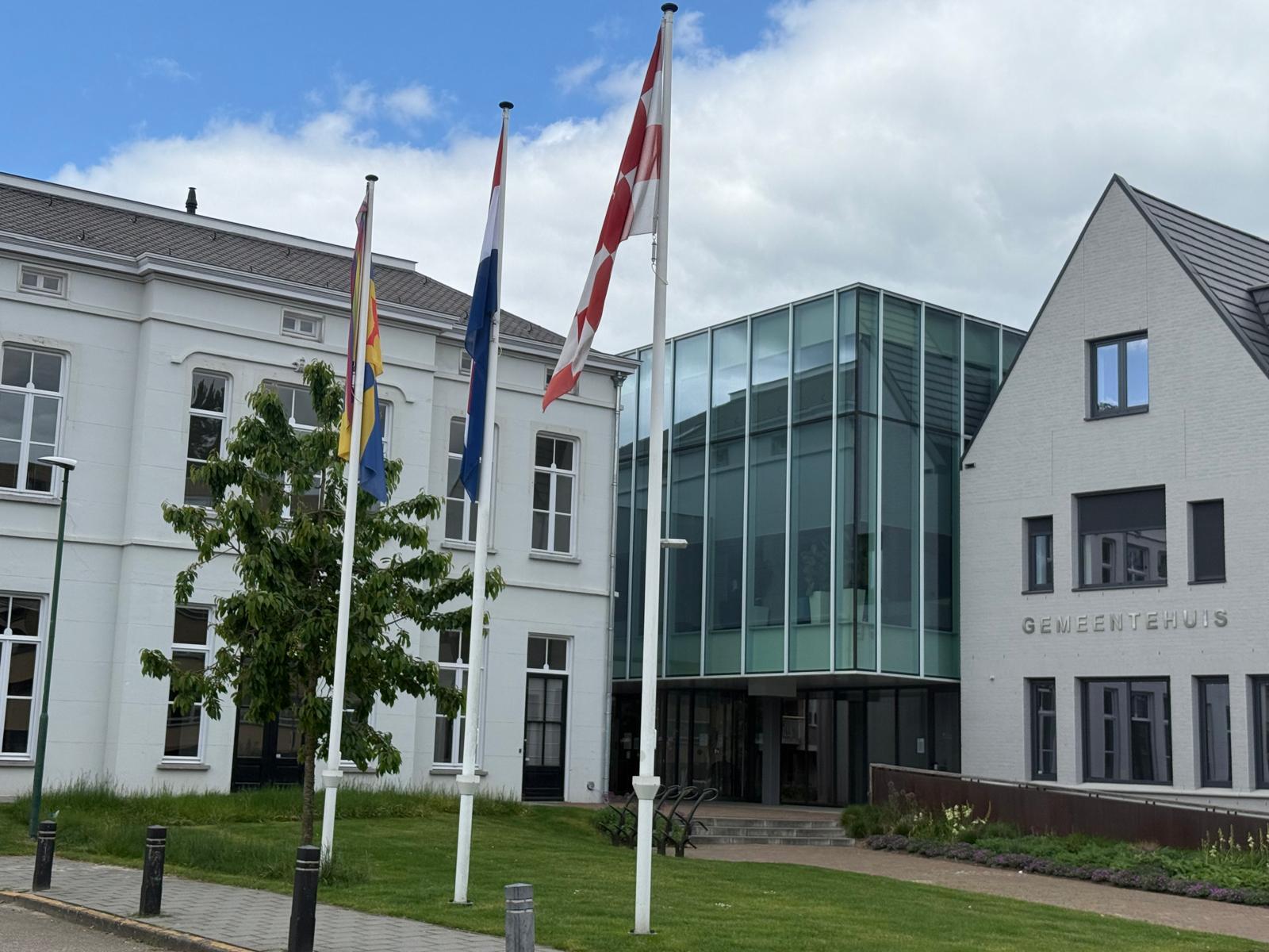Vlag hing op 4 mei niet halfstok bij gemeentehuis Geldrop