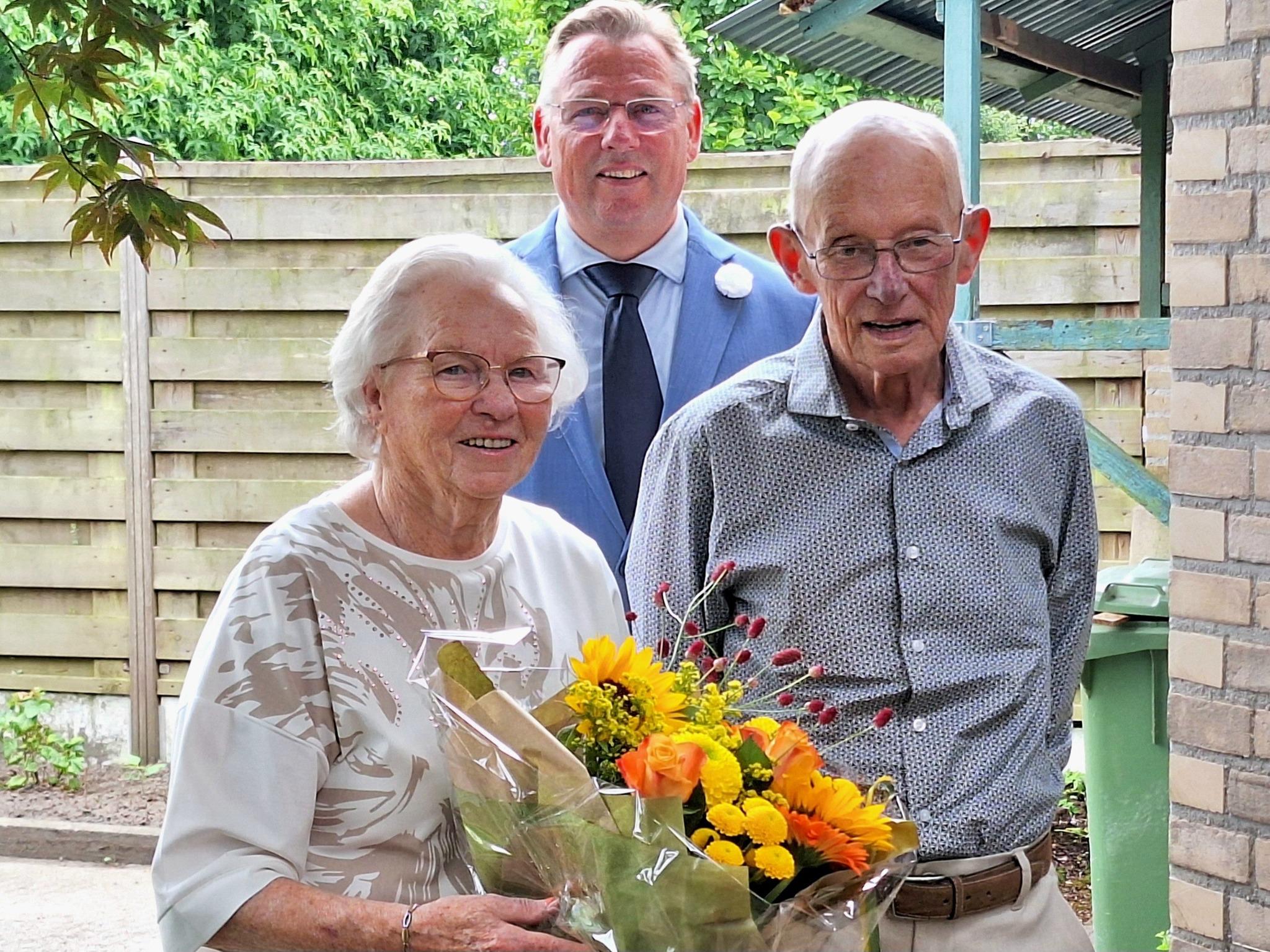 Vier jubilea in één week; burgemeester feliciteert echtparen met 60 en 65 jaar huwelijk